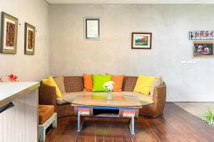 Χώρος καθιστικού στο Urbanview Hotel The Lodge Karawaci