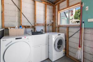 a washing machine in a house with a window at Kelly Street Cottage in Historic Battery Point in Hobart
