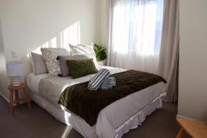 凯库拉Kaikoura Blue haven in the bay的一间卧室，里面有一张床和一扇窗户。