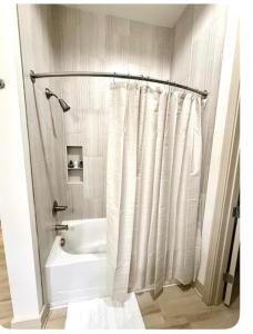 Un baño de Addison Urban Get Away with a Rooftop Pool! Close to major cities such as Dallas, DFW airport, Grapevine, and Frsico!
