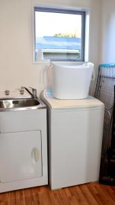 凯库拉Kaikoura Blue haven in the bay的带水槽和洗衣机的厨房 更多26张照片