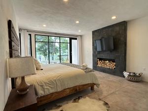 Un dormitorio con una cama grande y una chimenea. en Casa Madera 1C, en Zacatlán