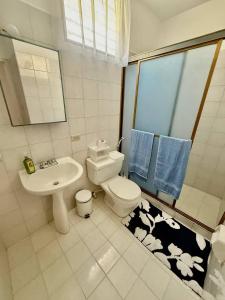 een badkamer met toilet en wastafel bij Apartamento frente a Bahía de Pampatar in Pampatar