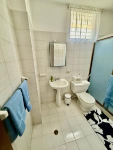 een badkamer met toilet en wastafel bij Apartamento frente a Bahía de Pampatar in Pampatar