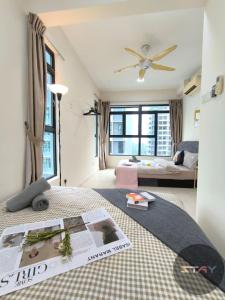 スクダイにあるThe Garden 3BR Family Cozy Suites Netflix BySTAYのベッドルーム1室(ベッド1台、新聞付)