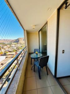 a balcony with a table and chairs and a view at Cómodo y céntrico apartamento in Copiapó
