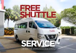 雪邦吉隆坡国际机场航空城图恩酒店（机场酒店）的一辆白色厢式货车停在停车场