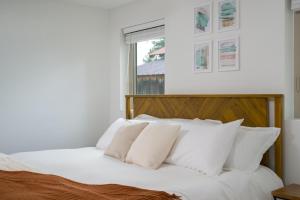 ein Schlafzimmer mit einem weißen Bett mit weißen Kissen in der Unterkunft Hot Tub + Views | Cozy Retreat in Pagosa Springs