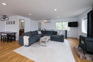 ein Wohnzimmer mit Couch und Ofen in der Unterkunft Hot Tub + Views | Cozy Retreat in Pagosa Springs