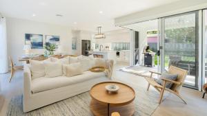 Kuchyň nebo kuchyňský kout v ubytování Sommarhuset - 3 Mins Walk to the Beach