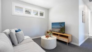 TV a/nebo společenská místnost v ubytování Sommarhuset - 3 Mins Walk to the Beach