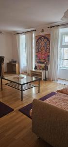 Una sala de estar con una mesa de cristal y un sofá. en 2 min Center Just In, Old Town Walk private room A, en Praga