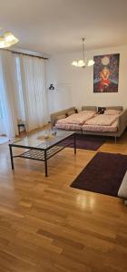 sala de estar con mesa de centro y sofá en 2 min Center Just In, Old Town Walk private room A, en Praga