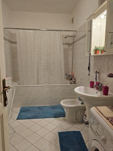Un baño con lavabo, ducha e inodoro. en 2 min Center Just In, Old Town Walk private room A, en Praga 8 fotos más