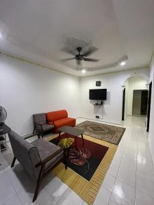 Χώρος καθιστικού στο Rumah near KT Atas Tol - WiFi, parking & Netflix