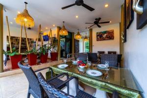 a dining room with a table and chairs at Siam Court Hotel and Resort in Bang Sare