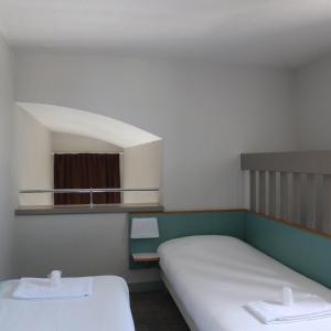 B&B HOTEL La Rochelle Centre客房内的一张或多张床位