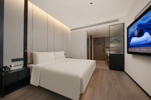 Μια τηλεόραση ή/και κέντρο ψυχαγωγίας στο Atour Hotel Tonghui North Road Qianjiang Century City