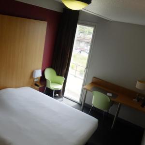 B&B HOTEL La Rochelle Centre客房内的一张或多张床位