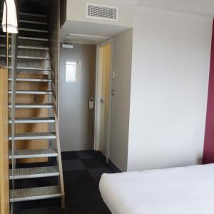 B&B HOTEL La Rochelle Centre客房内的一张或多张床位