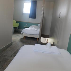 B&B HOTEL La Rochelle Centre客房内的一张或多张床位