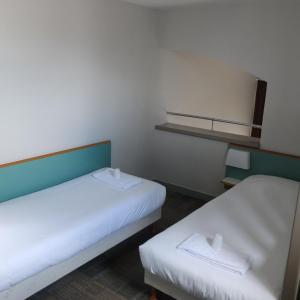 B&B HOTEL La Rochelle Centre客房内的一张或多张床位