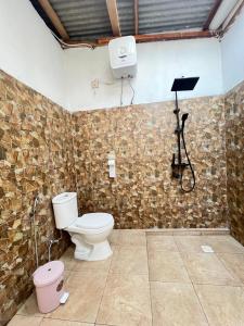 EkasにあるEkas Kongkong Paradise Villa and Restoのバスルーム(トイレ付)、壁にカメラが備わります。