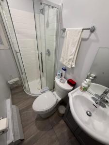 Bilik mandi di Private Room Not Entire Apt Steps DownTown 18Mins Airport