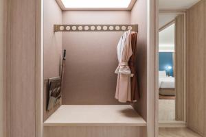 bagno con armadio, specchio e lavandino di 上海浦东机场祝桥桔子水晶酒店 a Shanghai Altre 51 foto