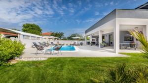 Ảnh trong thư viện ảnh của Jard-sur-Mer Retreat - Exclusive Villa with Spa & Pool ở Jard-sur-Mer