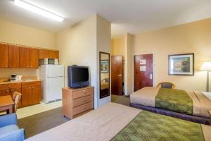 Кровать или кровати в номере Econo Lodge