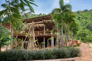 Κήπος έξω από το Amaya Kampot Homestays