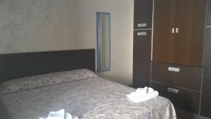 トロペアにあるAppartamento Tropea Orizzonte Bluのベッドルーム1室(ベッド1台、ドレッサー付)
