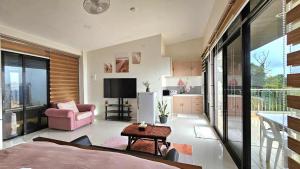 Φωτογραφία από το άλμπουμ του Eagles Nest Beach Resort Room 6 σε Samal