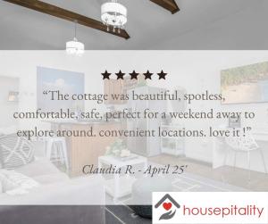 een kamer met een tafel met vier sterren aan de muur bij The Village Cottage in Columbus