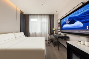 TV a/nebo společenská místnost v ubytování Atour Hotel Urumqi Hongshan Park North Gate Metro Station