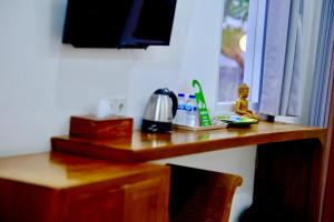 un piano di lavoro in legno con un giocattolo sopra di Alba Tulamben a Tulamben