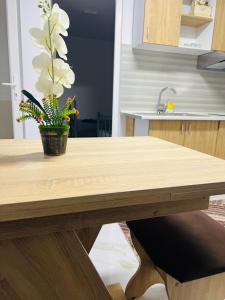 DancuにあるCinema Villa Elena#2の花瓶付きの木製テーブル