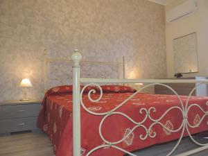 - une chambre avec un lit doté d'un couvre-lit rouge dans l'établissement Apartment I Mastrazzi, à Riposto