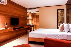 ein Schlafzimmer mit einem Bett und einem Flachbildfernseher in der Unterkunft The Bonanza Resort Khaoyai in Khanong Phra + 89 Fotos