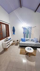 una sala de estar con un sofá y una mesa en Buzios tu refugio ideal, en Búzios