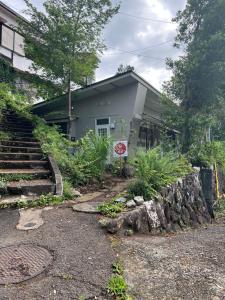 una casa con una señal de no entrar delante de ella en HOTEL DanDan, en Shuzenji