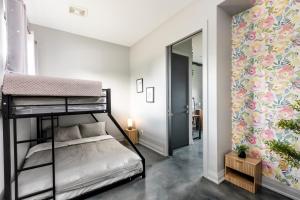 Кровать или кровати в номере Casa Luna Chic Lakehouse BBQ Game Room LakeViews