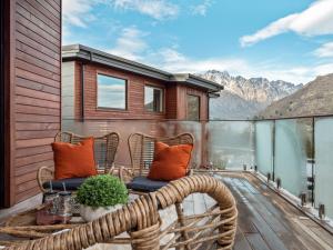 balcone con 2 sedie e vista sulle montagne. di Remarkable QT - Queenstown Holiday Home a Queenstown