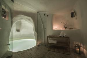 ein Badezimmer mit Dusche und Badewanne in der Unterkunft Casaterramare in Ostuni