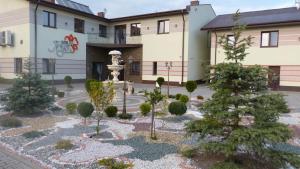dziedziniec z drzewami przed budynkiem w obiekcie Hotel Irys w mieście Lublin