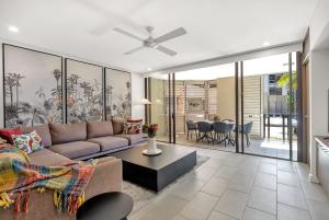 O zonă de relaxare la Belle Escapes 218 Luxury Beachfront Resort in Palm Cove