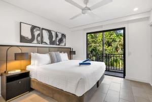 Un pat sau paturi într-o cameră la Belle Escapes 218 Luxury Beachfront Resort in Palm Cove +38 fotografii