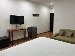 TV a/nebo společenská místnost v ubytování The Six Resort Lopburi + 19 fotografií