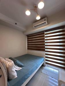 Ένα ή περισσότερα κρεβάτια σε δωμάτιο στο Staycation, Mall of Asia